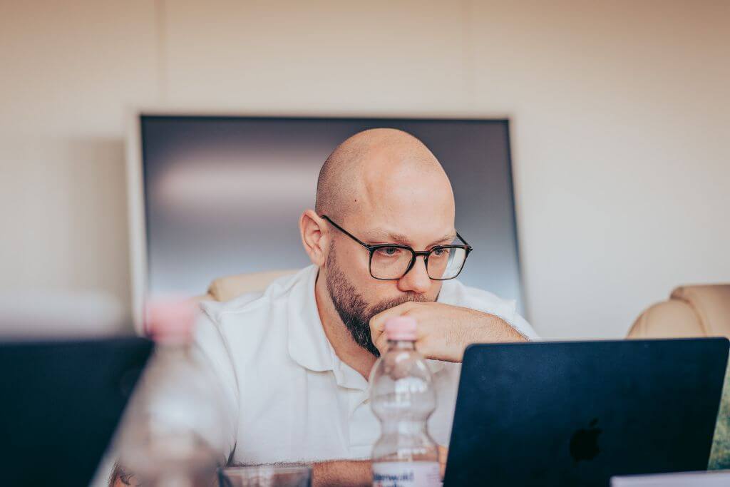 Elektrogutachter Pink Fox Sachverständigenbüro für Elektrotechnik und Photovoltaik Geschäftsführer Dennis Micks