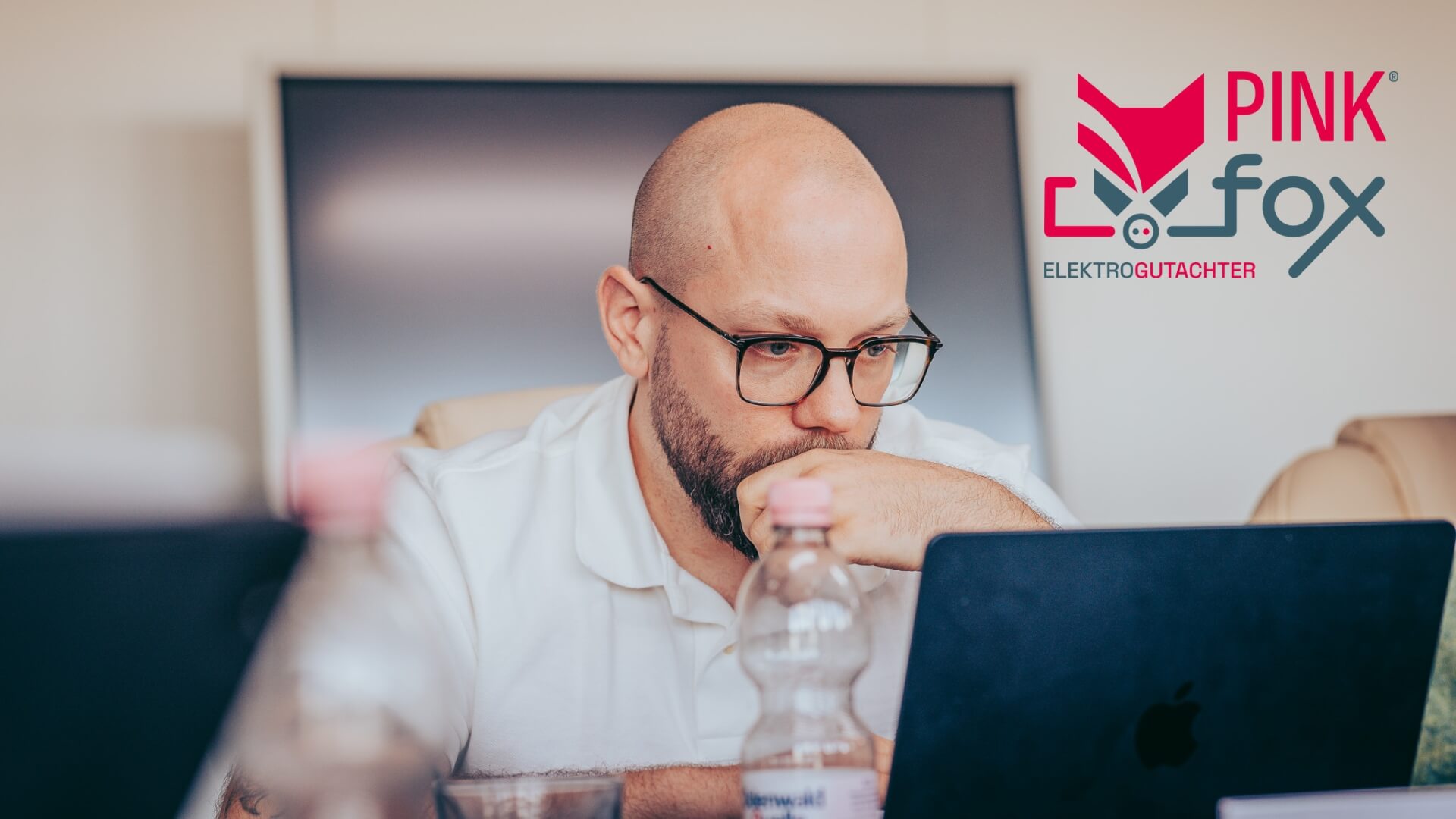 dennis micks geschäftsführer der pink fox elektrogutachter beim fokussierten und konzentrierten arbeiten