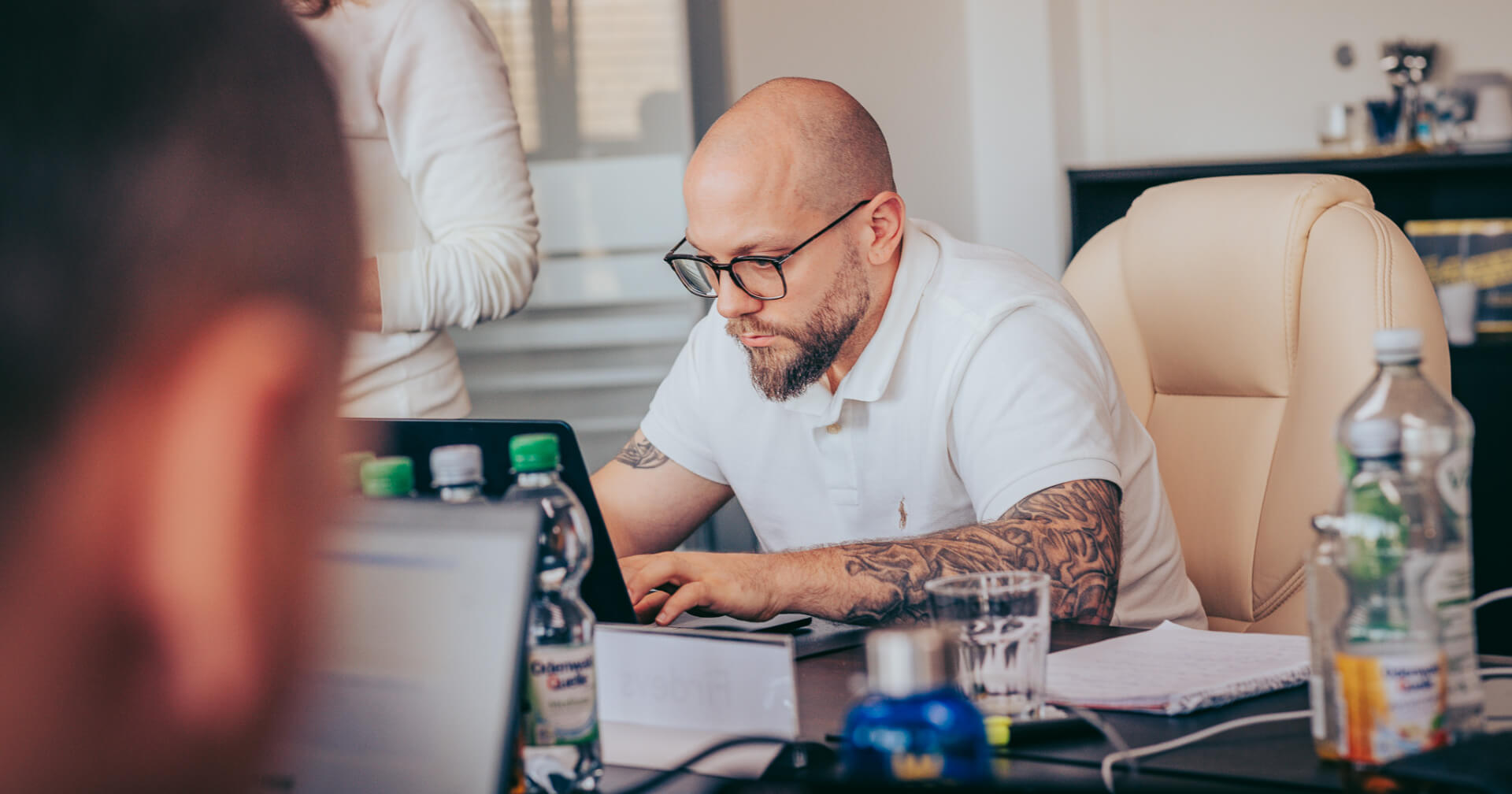 dennis micks geschäftsführer der pink fox elektrogutachter beim analysieren eines gutachtens am schreibtisch vor seinem laptop im büro