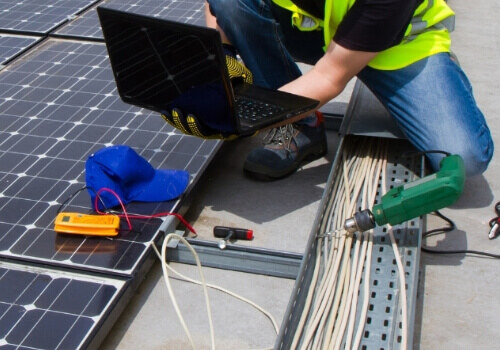 elektrogutachter beim messen, analysieren und / oder gutachten von einer photovoltaikanlage
