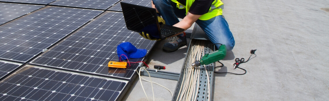 elektrogutachter beim messen, analysieren und / oder gutachten von einer photovoltaikanlage